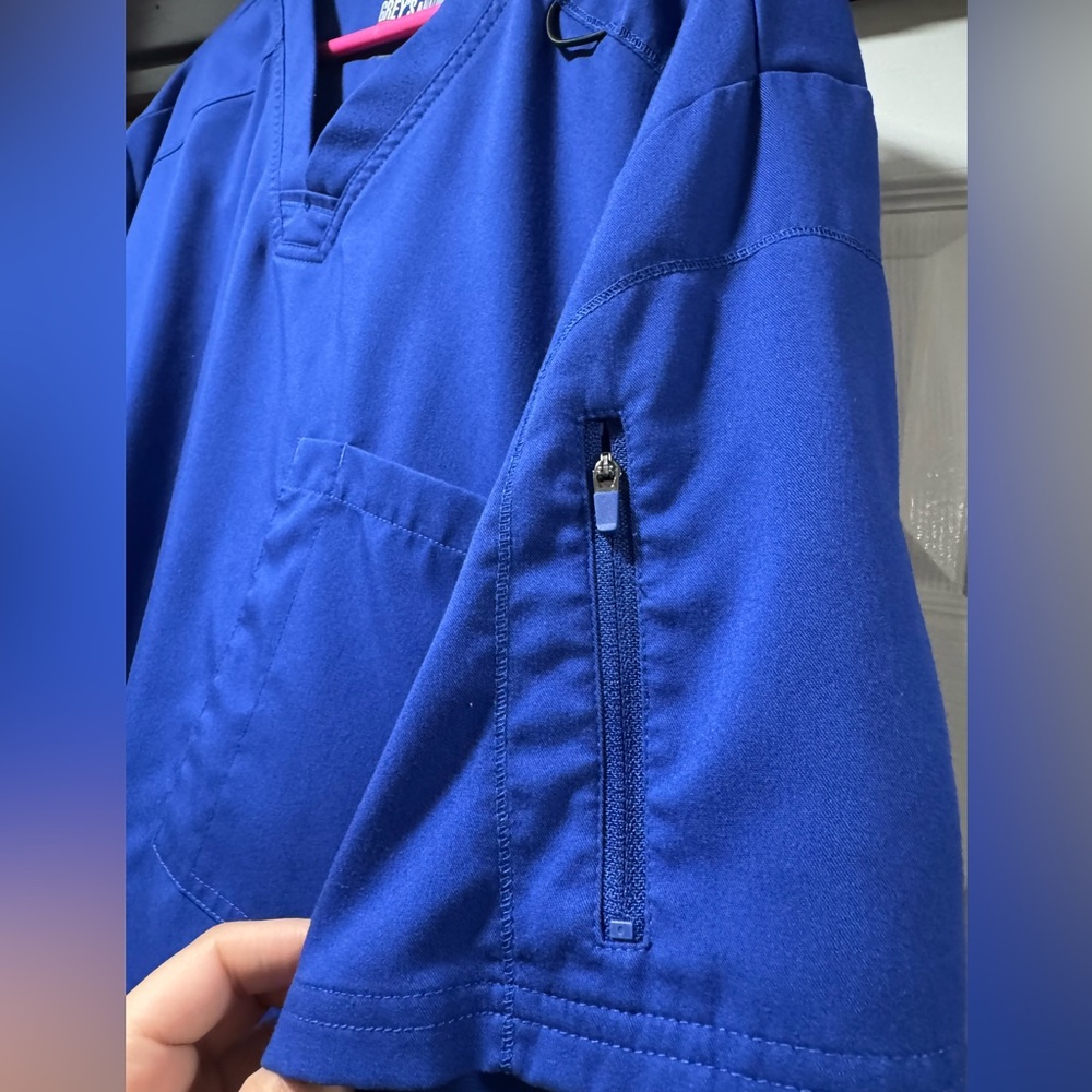 Men’s Scrub Top - Picture 2 of 7